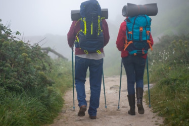 Personas haciendo senderismo