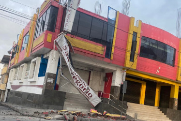Imágenes que circulan en redes sociales muestran varios daños sufridos por algunas edificaciones en Ecuador tras el sismo de de magnitud 6.