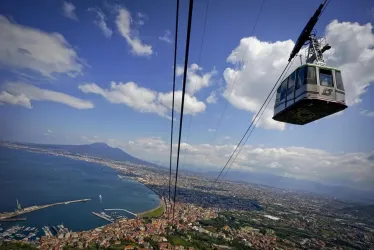 Teleférico entre la estación de Castellammare di Stabia y la montaña Faito en Nápoles (Italia). 