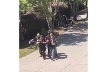 Captura de pantalla de un video que muestra a agentes de seguridad trasladando a una persona durante un tiroteo este jueves, en la Universidad Estatal de Florida en Tallahassee (Estados Unidos). 