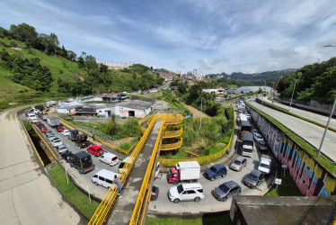 Este es el panorama en la mañana de este jueves 24 de abril en la vía de acceso a Villamaría desde Manizales. Un derrumbe generó caos en la movilidad.