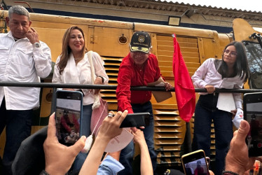 El presidente, Gustavo Petro, firmó el contrato APP para el corredor férreo La Dorada–Chiriguaná y compartió con los habitantes del puerto caldense.