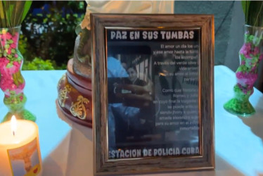 Compañeros del subintendente Yony Rivera y la subintendente Alexandra Carvajal, que murieron en accidente de tránsito, los despidieron en Periera con una velatón