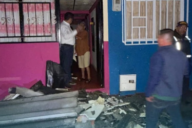 El alcalde de Palestina, Álvaro Osorio, acompañó a los organismos de socorro a revisar las viviendas afectadas por el vendaval de este sábado.