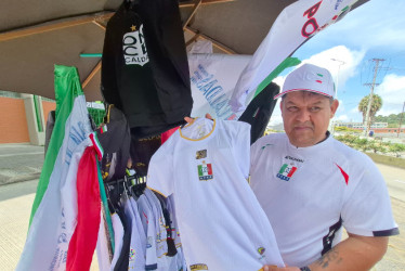 William Mondragón se ubica en los alrededores del estadio y muestra la camiseta que más vende del Once. 