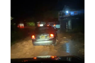 Desborde de quebrada por el sector de Tareas, en la vía Neira - Aranzazu.