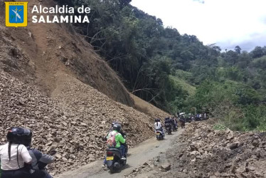 Paso a un carril en la vía Salamina - Aranzazu este domingo (20 de abril).