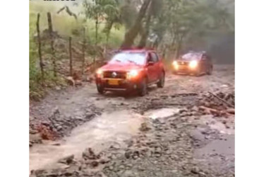 La vía es intervenida este martes (22 de abril) por la Gobernación de Caldas. Los vehículos debían pasar sobre los huecos en la ruta para llegar a su destino.