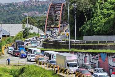 Visita a la vía Manizales-Villamaría, en el sector aledaño a Marchagás, donde un derrumbe causó el colapso del tránsito el jueves (24 de abril). Así cambió el panorama en la ruta.