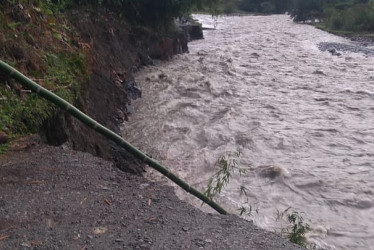 En la noche, la creciente de un río arrasó con la banca de una carretera entre Caldas y Antioquia. Hay dos municipios incomunicados este viernes (11 de abril). 