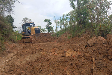 "Llevamos un mes sin vía y estamos desamparados": campesinos en el Centrosur de Caldas exigen mejores vías para transportar sus productos. La Alcaldía adelanta gestiones con la Gobernación para reparar las rutas.