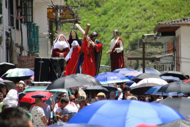 Viacrucis en el casco urbano de Pensilvania (Caldas).