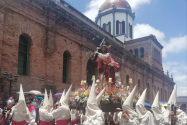 Guardia Nazarena este Viernes Santo en el viacrucis en Riosucio (Caldas).