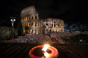 Viacrucis en el Coliseo de Roma este Viernes Santo.