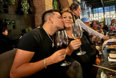 El jueves le celebró el cumpleaños a Luz Feny Galeano Patiño, su mamá. "No tuve mucho en la vida, pero mamá sí, y de las buenas". Cuando tiene tiempo, lo disfruta en familia.