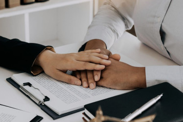 El fiscal indicó que esta mujer obtuvo una declaración de existencia de unión marital de hecho, de manera fraudulenta, pues la investigación y la denuncia del afectado muestran que en ese lapso había una relación paralela (dos parejas a la vez).