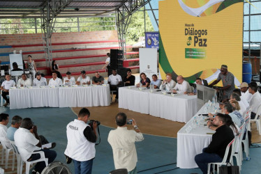  Integrantes de la delegación del Gobierno colombiano y la Coordinadora Nacional Ejército Bolivariano (CNEB) 