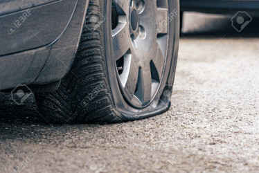 Los hombres son tan convincentes, que la persona les cree y más adelante parquea para ver qué es lo que sucede en el carro y ahí se convierte en víctima.