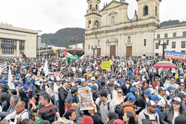 Miles de manifestantes abarrotaron la Plaza de Bolívar, de Bogotá, en la conmemoración del Día Internacional del Trabajo.