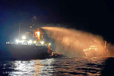 Foto | Efe | LA PATRIA El barco impactado pertenece a una flotilla que pretende llevar ayudas humanitarias a Gaza, afectado por ataques israelíes.