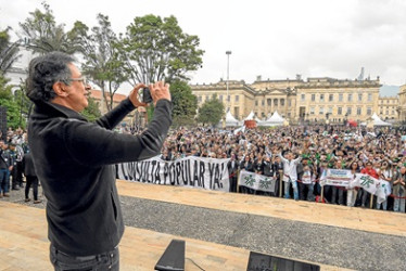 Gustavo Petro se reunió ayer con aprendices del Sena afuera de la Casa de Nariño.