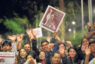 Personas asisten a una misa de acción de gracias en la plaza central de Chiclayo (Perú), donde el nuevo papa fue obispo.