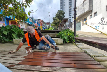 Hay dos obreros trabajando en estas terrazas. 