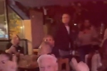 Foto | @ricardomartinelli99 | LA PATRIA  “Feliz y contento cantando EL REY. Estoy feliz”, expresó en sus redes sociales el expresidente panameño, que en el video aparece rodeado de varias personas en lo que parece ser una discoteca y canta, casi gritando: “Sigo siendo el rey”.