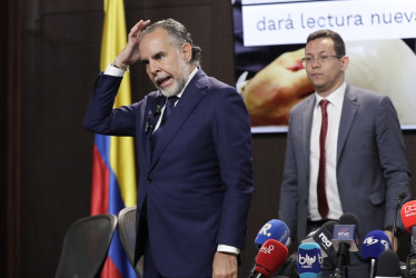 Foto |  EFE | LA PATRIA  El ministro del Interior, Armando Benedetti,  anunció ayer que convocará la votación de la consulta popular por decreto si el Senado no se pronuncia antes del 1 de junio sobre la primera iniciativa con la que el presidente, Gustavo Petro, busca reflotar su reforma laboral, de las principales banderas de su agenda, que fue negada en esa cámara legislativa el mes pasado.