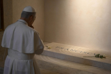 El papa León XIV visitó la tumba de Francisco.