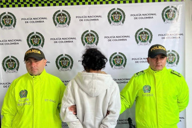 No aceptó cargos y lo mandaron a prisión. En el allanamiento le encontraron bazuco, una pistola y otra arma inservible.