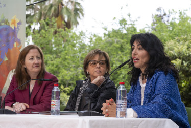 De izquierda a derecha, las escritoras Remedios Sánchez, Piedad Bonnett y Raquel Lanseros, durante la inauguración oficial de la XXI edición del Festival Internacional de Poesía de Granada.