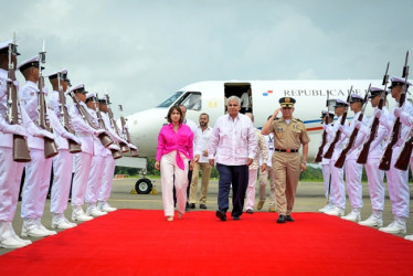 Foto / EFE / LA PATRIA  Laura Sarabia recibió ayer al presidente de Panamá, Jose Raúl Mulino, a su llegada ayer al aeropuerto de Montería. 