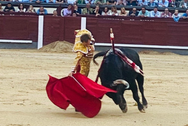 Foto | Victor Diusabá Rojas | LA PATRIA  Muletazo de Román, quien cortó la única oreja del festejo. 