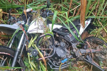 La moto en la que viajaba el rescatado.