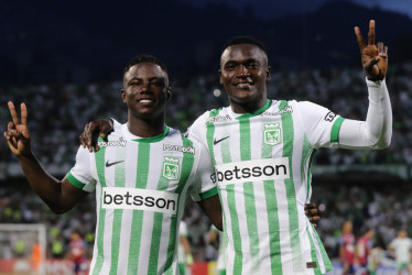 Kevin Viveros (d) y Marino Hinestroza de Atlético Nacional celebran un gol este miércoles.