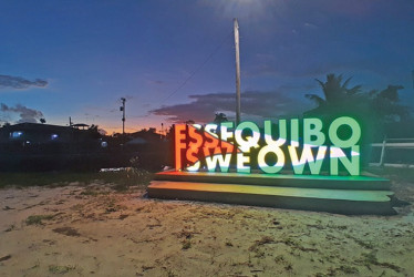 Fotografía de un letrero con el lema 'Esequibo es nuestro' en la orilla este del Esequibo. Guyaneses que habitan en la frontera con Venezuela comparten sentimientos de miedo y patriotismo ante los planes expansivos del Gobierno de Nicolás Maduro.