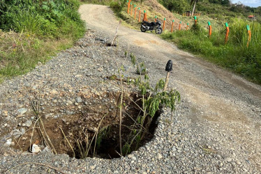 Algunos huecos presentes en la vía entre Anserma y la vereda San Pedro.