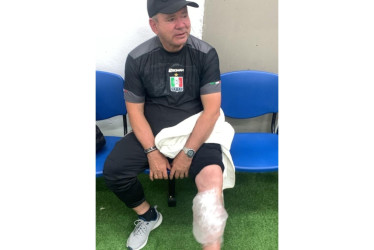Hernán Darío Herrera, técnico del Once Caldas, atendido en el camerino del equipo en el estadio Sierra Nevada de Santa Marta, tras los incidentes.