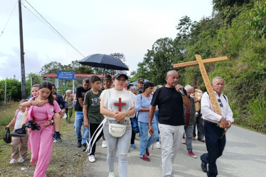 Decenas de personas peregrinaron hasta la casa de campo Santa Cruz de la Sierra, en Aguadas (Caldas).