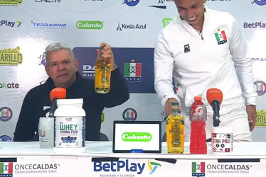 El técnico del Once Caldas, Hernán Darío Herrera, pidió una botella de Aguardiente Amarillo de Manzanares luego de ganarle al Deportivo Cali clasificar en la Liga.