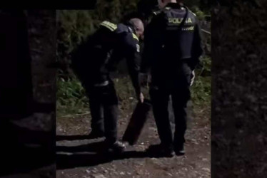 Las autoridades se desplazaron al lugar, apoyadas por técnicos antiexplosivos. 