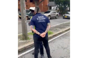Habitante de Cali ataca con insultos racistas a un agente de tránsito. 