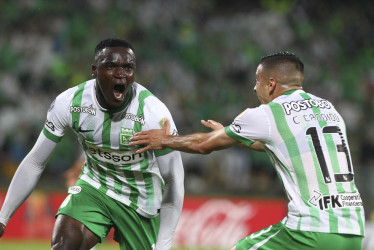Kevin Viveros (izq.) celebra uno de los dos goles que le marcó a Internacional en Medellín, con los cuales el Atlético Nacional ganó 3-1 en la Copa Libertadores.