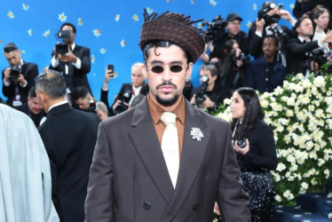 Bad Bunny posa en la alfombra roja de la Gala Met 2025, el beneficio anual del Instituto de Vestuario del Museo Metropolitano de Arte, en Nueva York, Nueva York, EE. UU., el 5 de mayo de 2025.