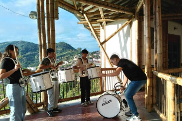 Andrés Camilo Suárez es el encargado de impartir las clases.