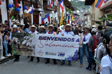 La Alcaldía de Salamina encabezó el desfile de este sábado con un cartel de bienvenida a los miles de visitantes al municipio, que estuvo engalanado por la celebración de su Bicentenario.
