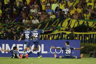Santiago Solari (der.), de Racing, celebra el gol que le marcó este martes al Atlético Bucaramanga y Racing por la Copa Libertadores, en el estadio Américo Montanini de la capital santandereana.