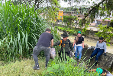 Se unieron integrantes de la Veeduría Ambiental, funcionarios de la Chec, operarios de Emas, representantes de la Alcaldía y uniformados.