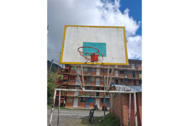 El estado de los aros de la cancha de baloncesto.